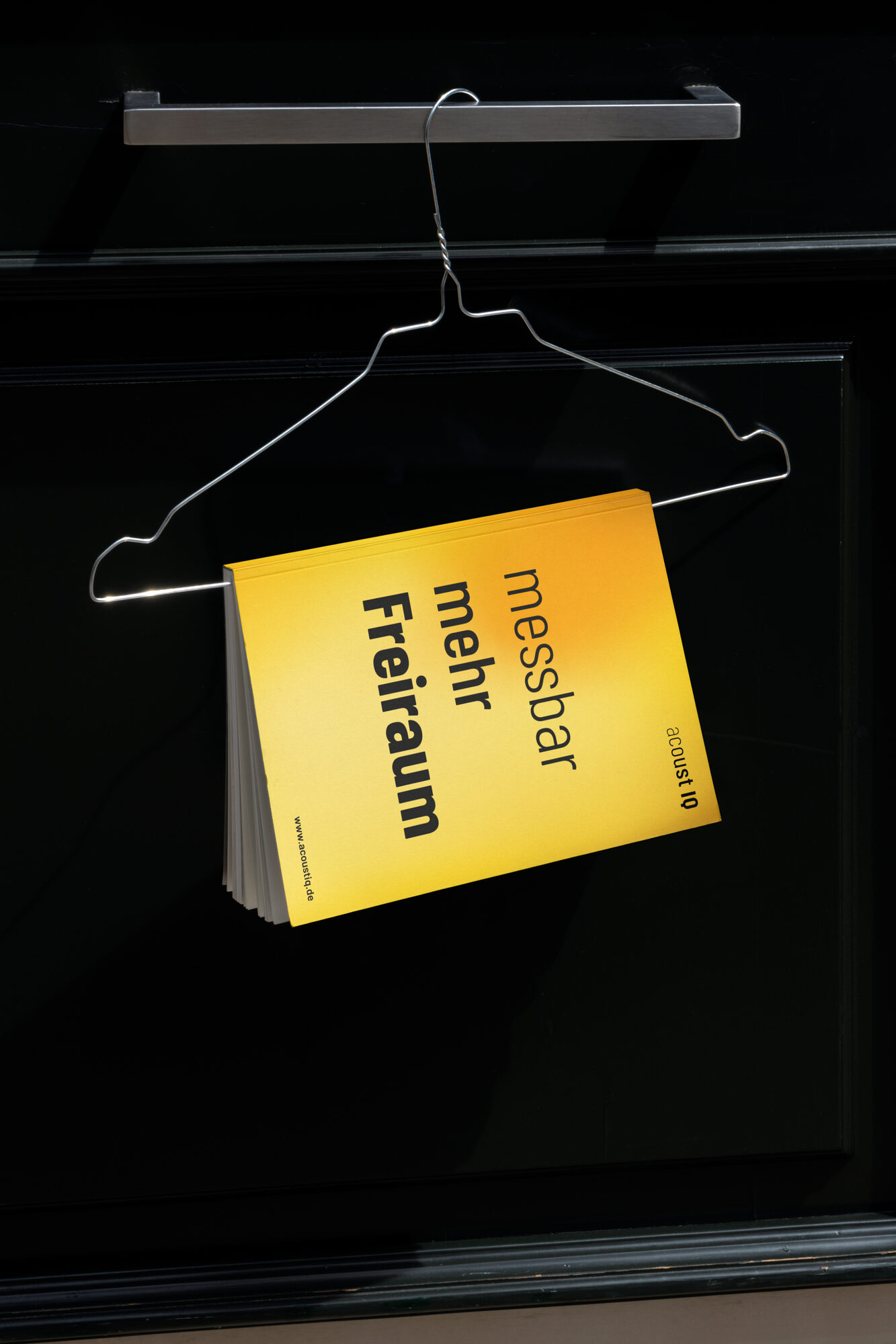 acoust IQ Magazin am Kleiderbügel