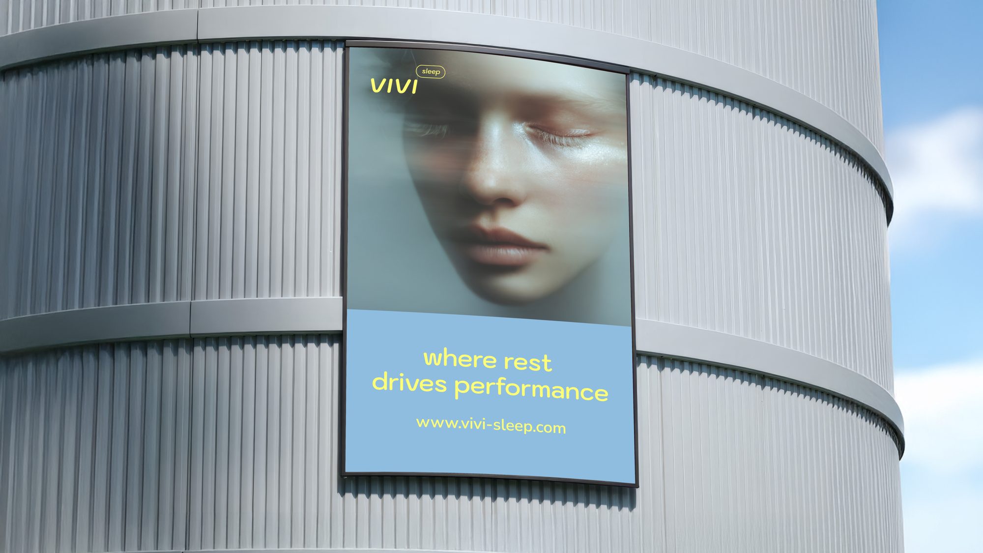 VIVI sleep – Großflächenplakat „where rest drives performance“ an einer Fassade